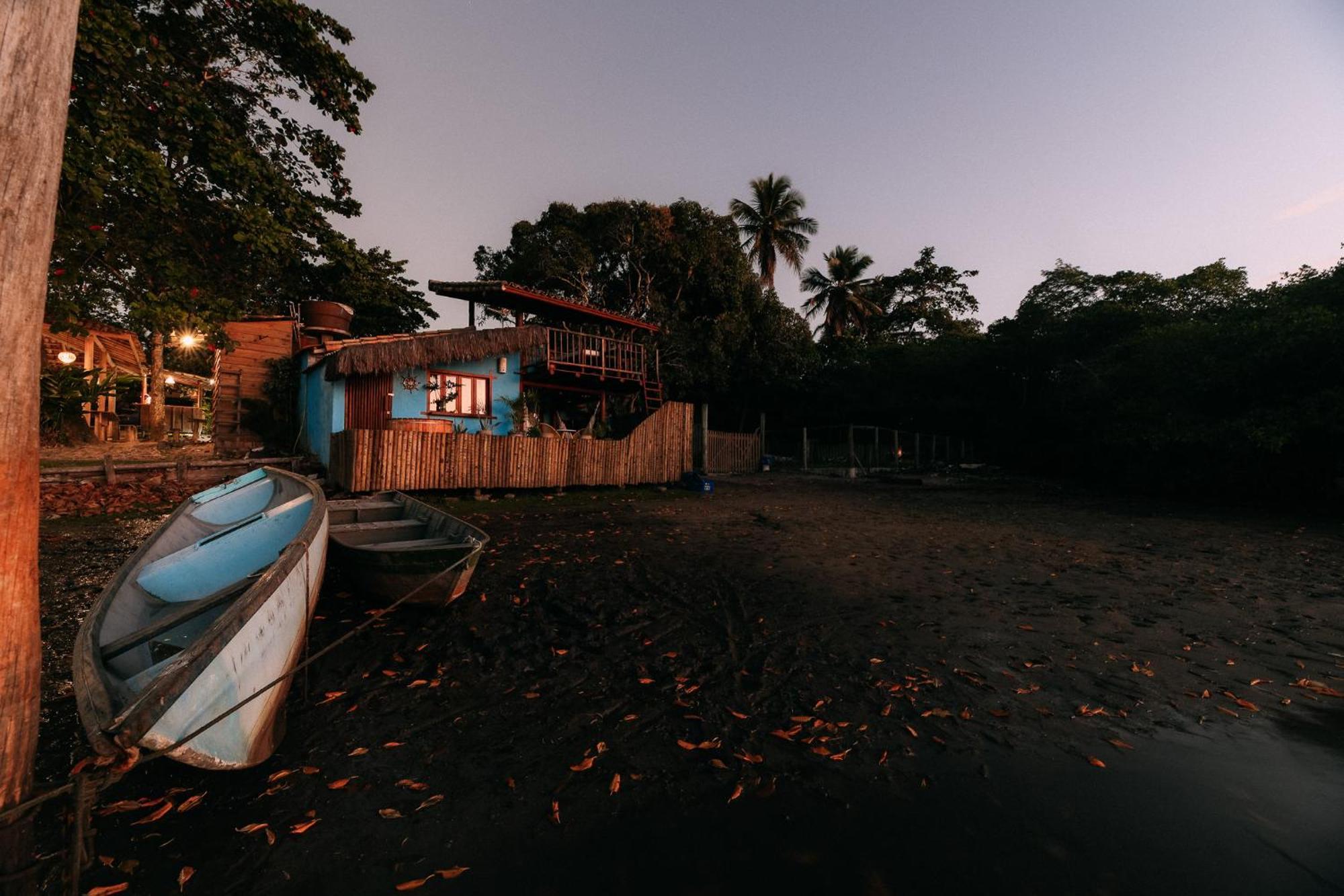 Casinha Azul na beira do Rio Caraíva Exterior foto